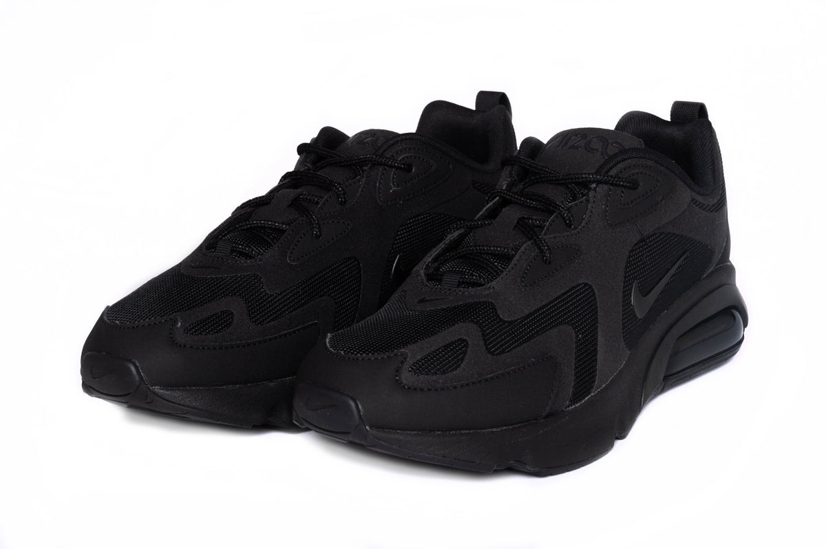 The Nike Air Max 200 from a frontal angle. Here you can see the unique silhouette of the trainer.